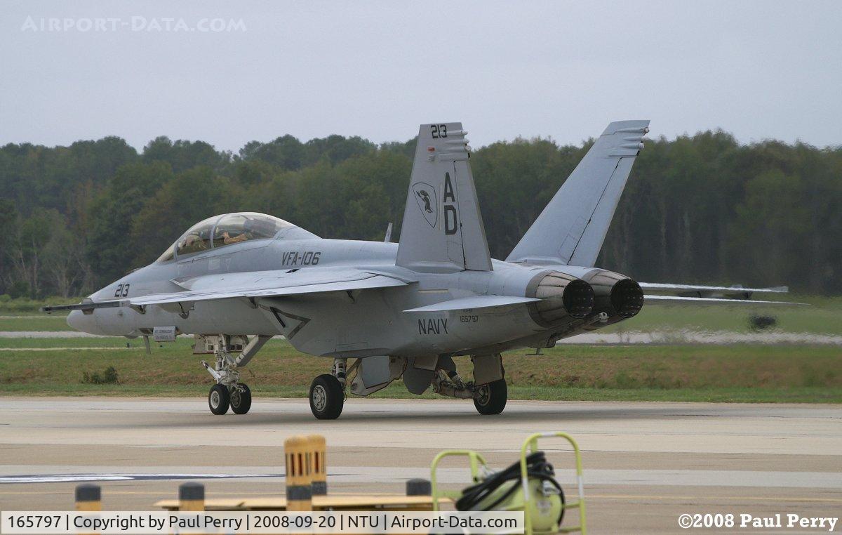 165797, Boeing F/A-18F Super Hornet C/N 1525/F023, Taxiing out for her demo run