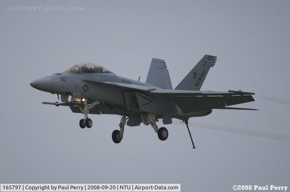 165797, Boeing F/A-18F Super Hornet C/N 1525/F023, Dirty pass, looks ready to trap
