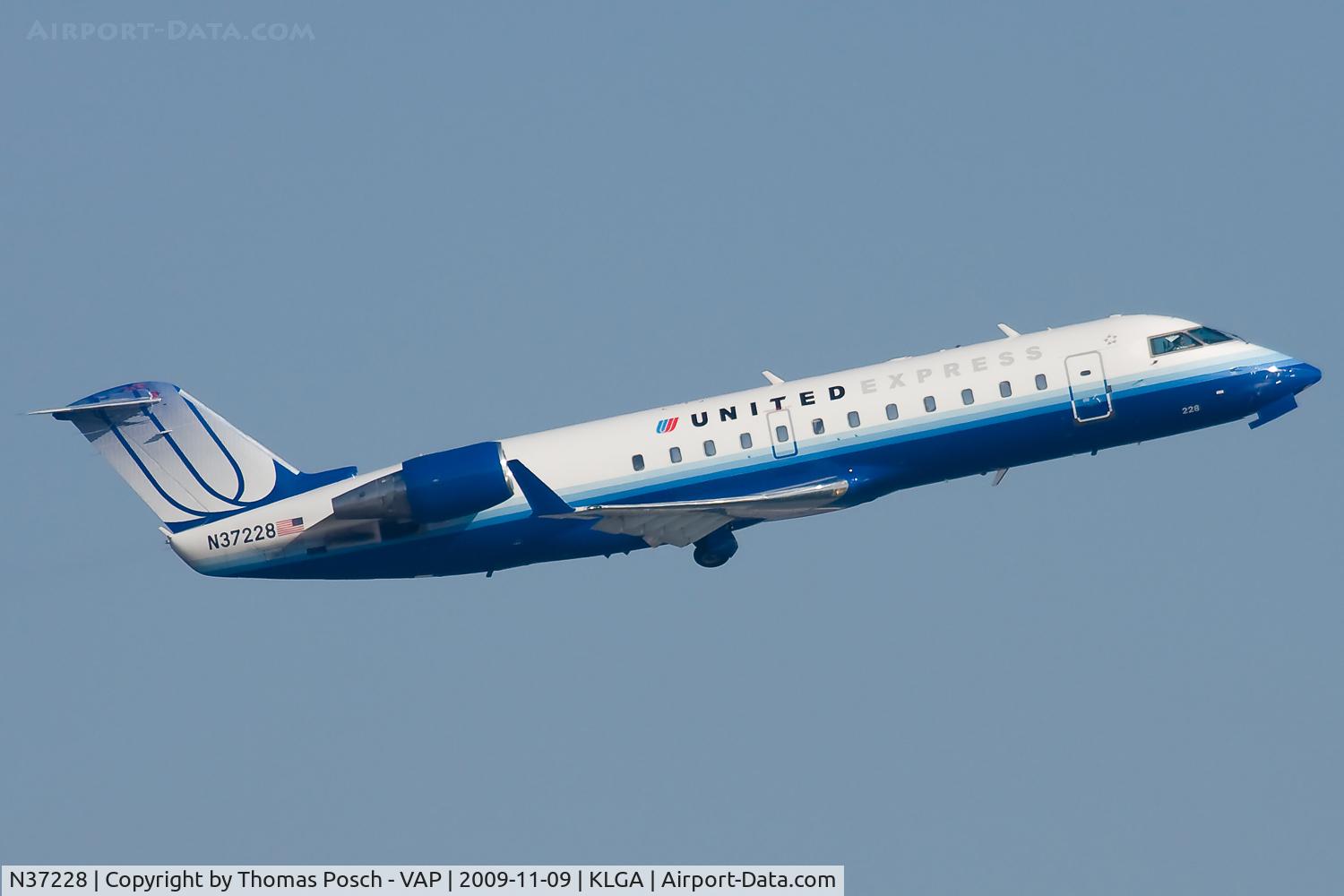 N37228, 1998 Canadair CRJ-200LR (CL-600-2B19) C/N 7228, United Express