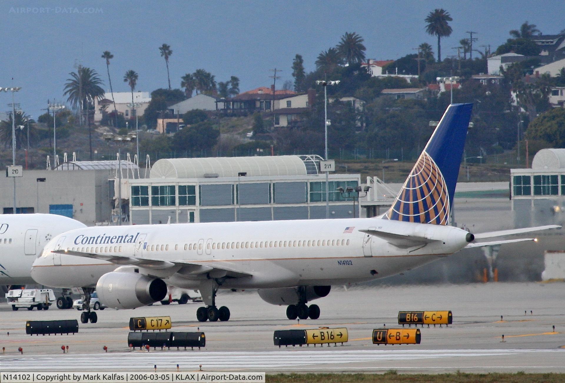 N14102, 1994 Boeing 757-224 C/N 27292, Continental 757-224, on taxiway Charlie KLAX.