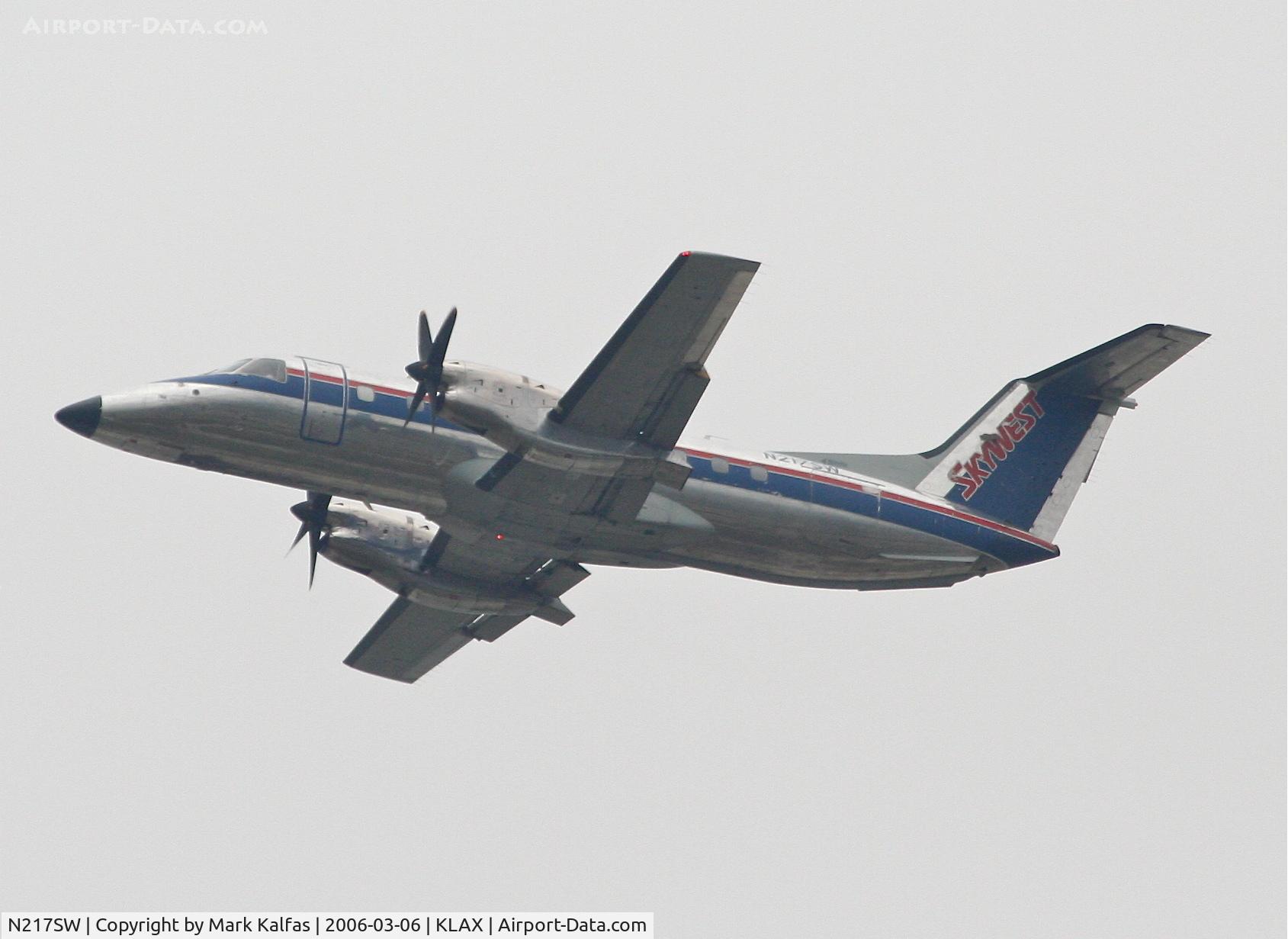 N217SW, 1993 Embraer EMB-120ER Brasilia C/N 120.286, SkyWest EMB-120ER, 25R departure KLAX.