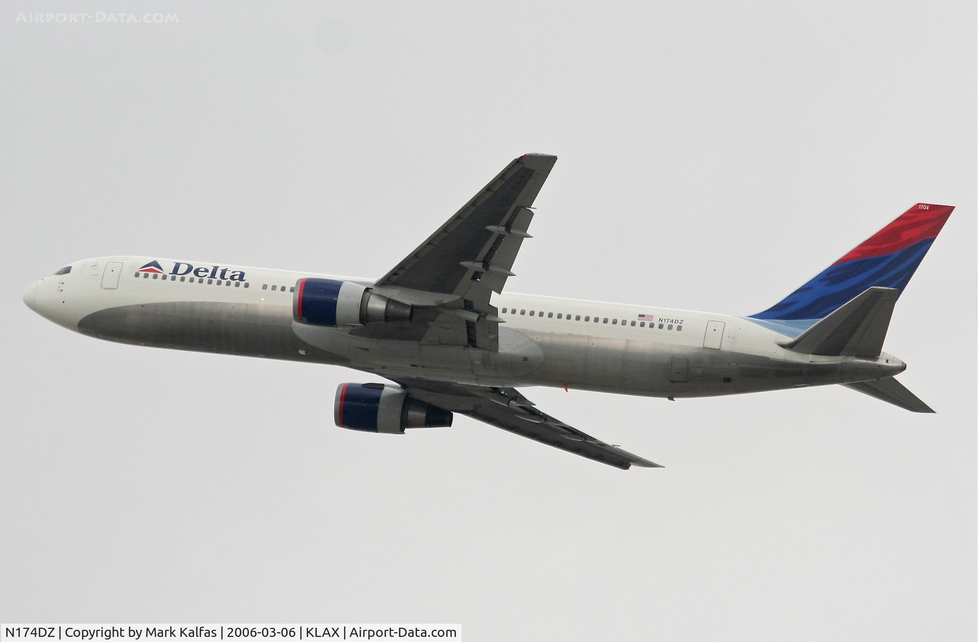 N174DZ, 1998 Boeing 767-332 C/N 29693, Delta Airlines Boeing 767-332, 25R departure KLAX.