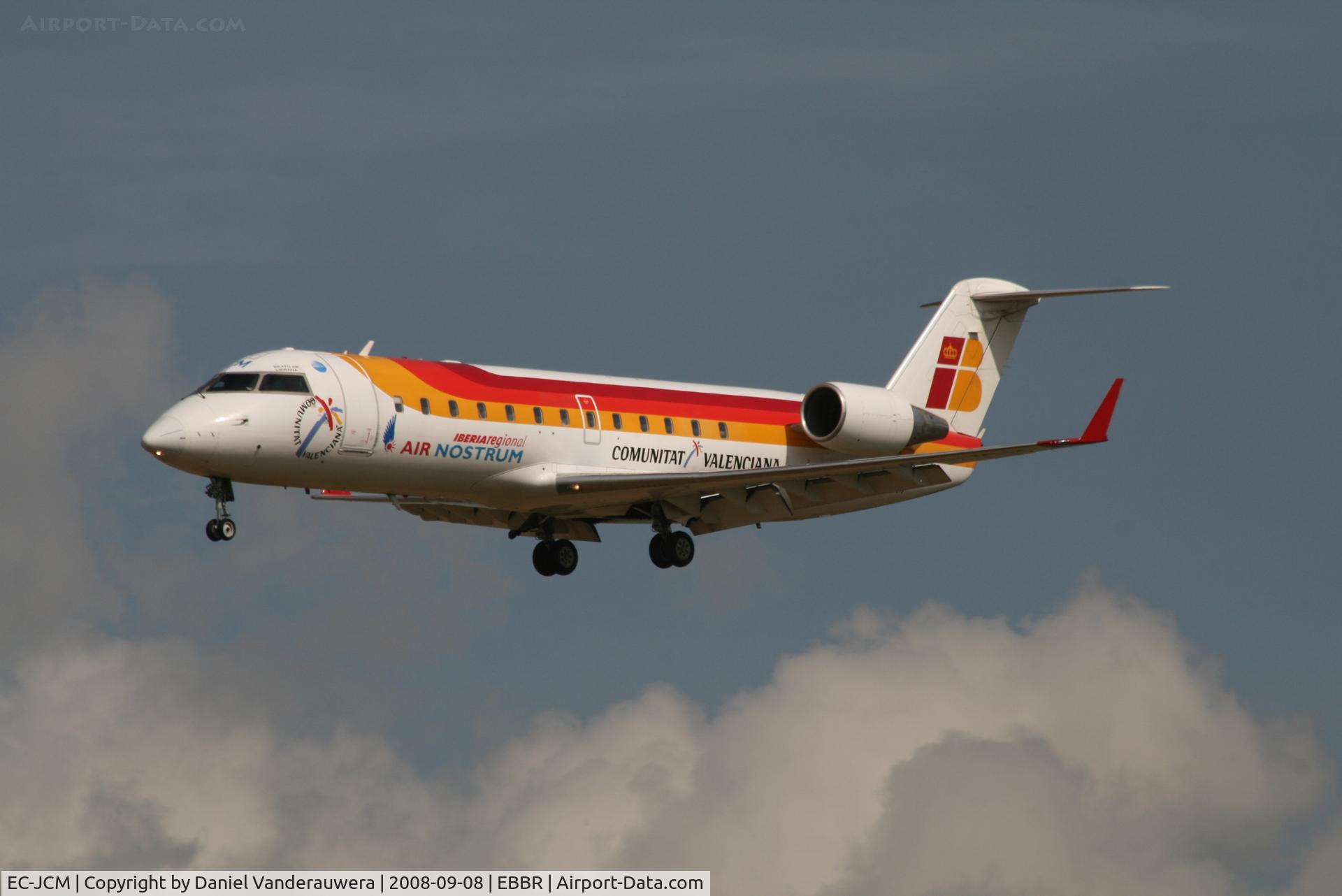 EC-JCM, 2004 Bombardier CRJ-200ER (CL-600-2B19) C/N 7981, Arrival of flight IB8090 to RWY 25L