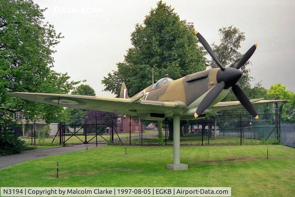 N3194, Supermarine Spitfire Replica C/N BAPC220, Supermarine Spitfire (replica) at Biggin Hill Airport in 1997.