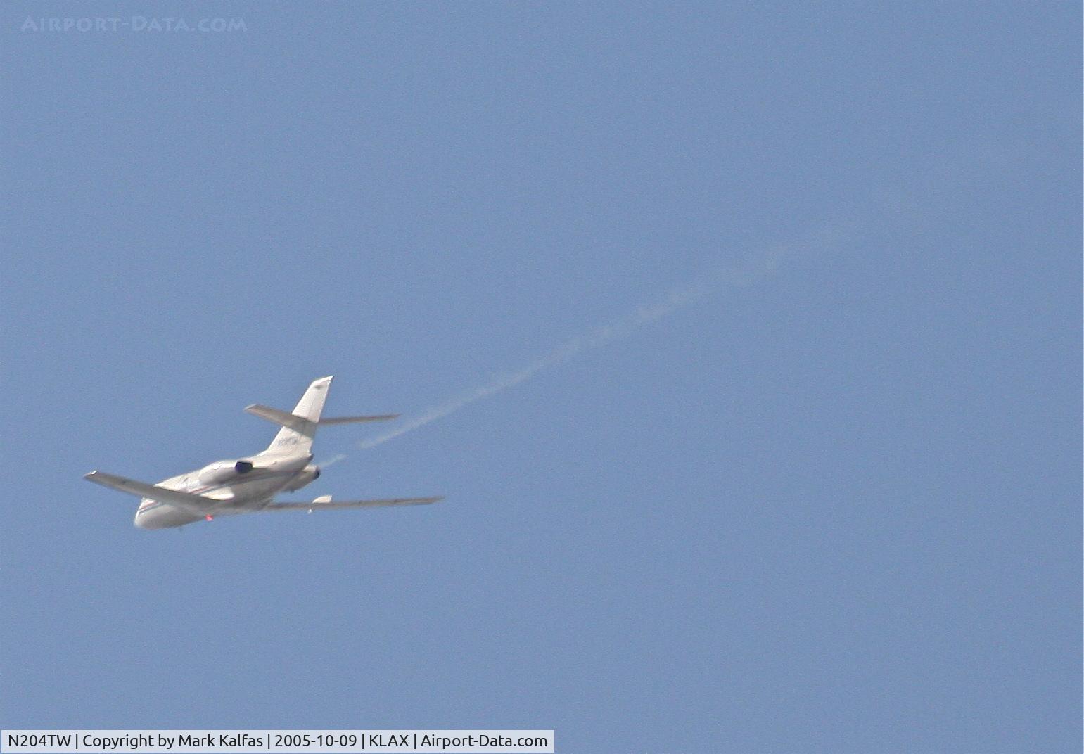 N204TW, 1969 Dassault Falcon (Mystere) 20D C/N 204, Ameristar Falcon 20DC, with a fuel leak on #2 departing 25L KLAX.