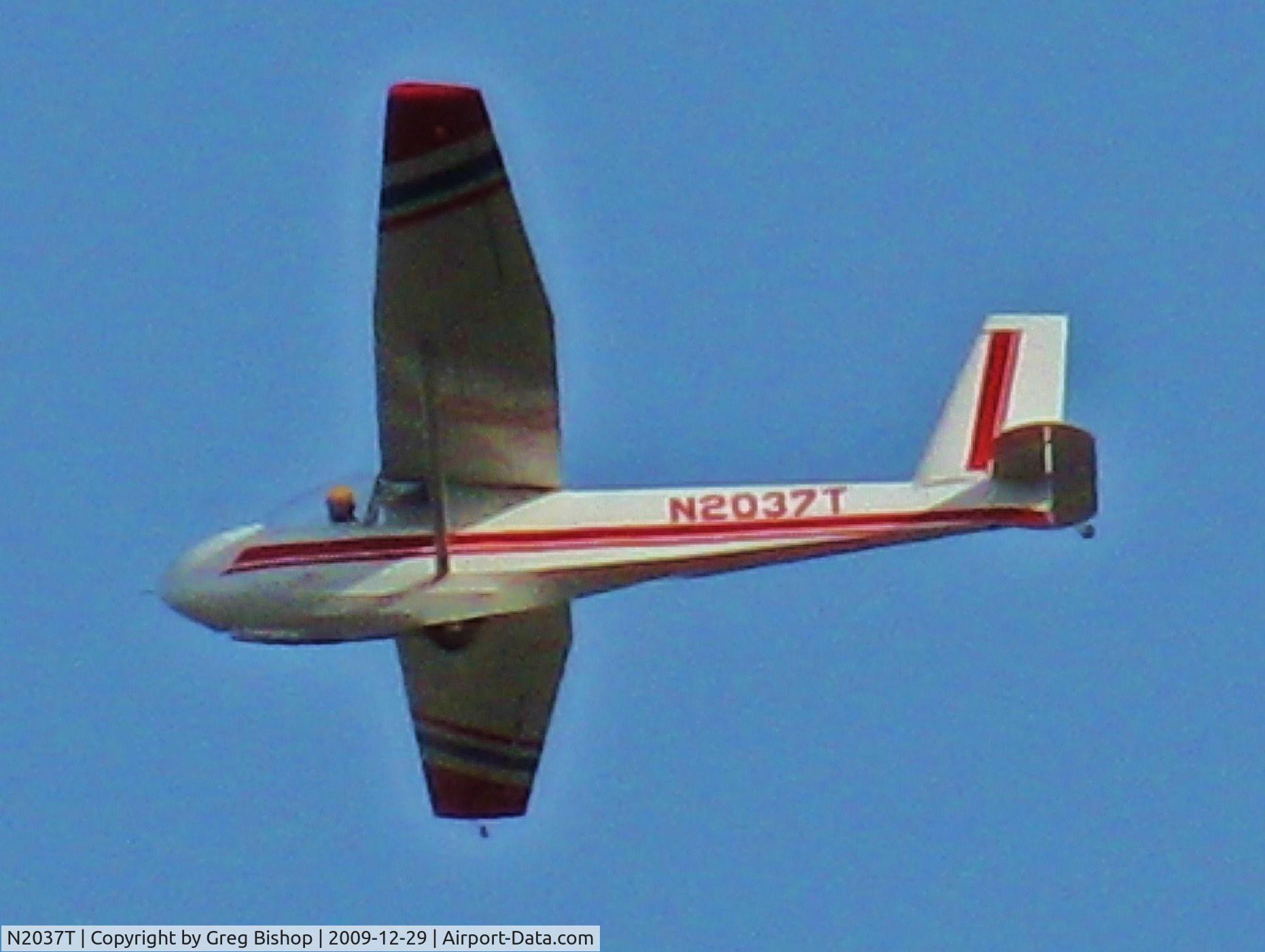 N2037T, 1977 Schweizer SGS 2-33A C/N 467, Flying NB over Los Alamitos Bl., after AFRC takeoff.