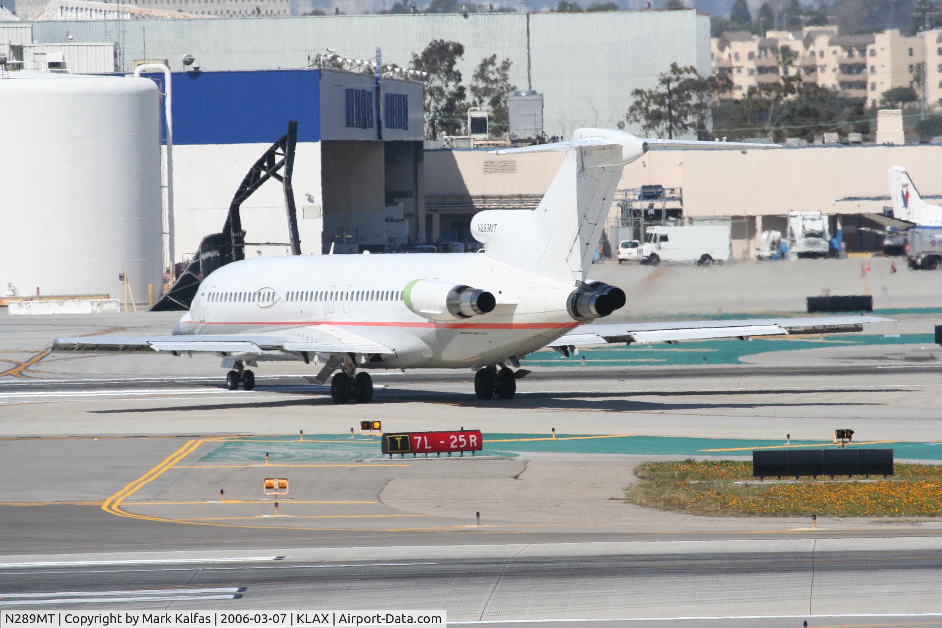 N289MT, 1981 Boeing 727-223 C/N 22467, Raytheon Boeing 727-223 crossing 25R at Tango KLAX.