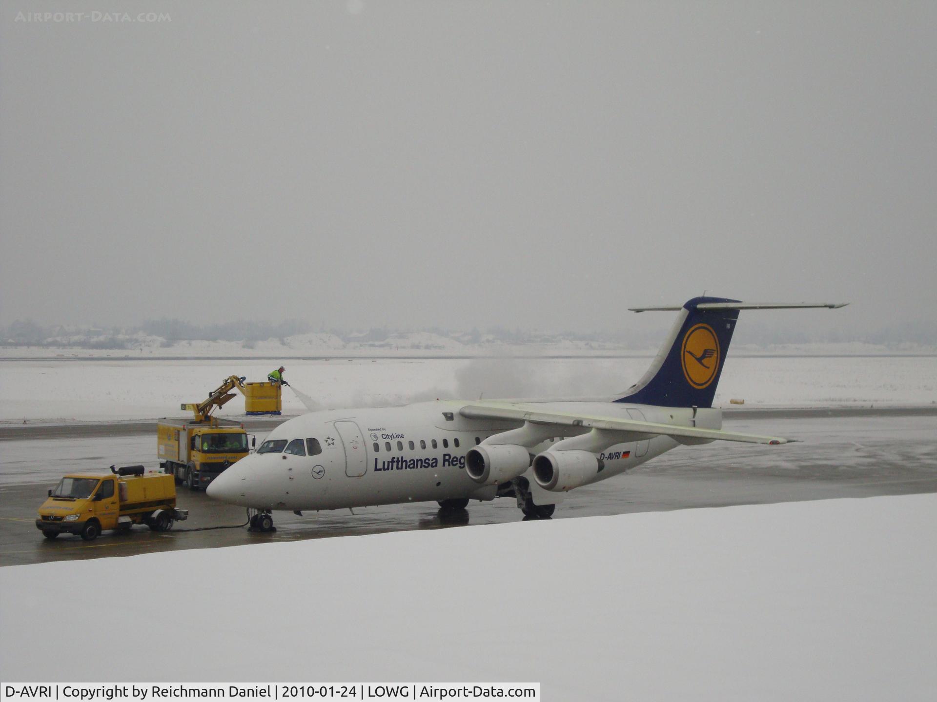 D-AVRI, 1995 British Aerospace Avro 146-RJ85 C/N E.2270, de-icing
