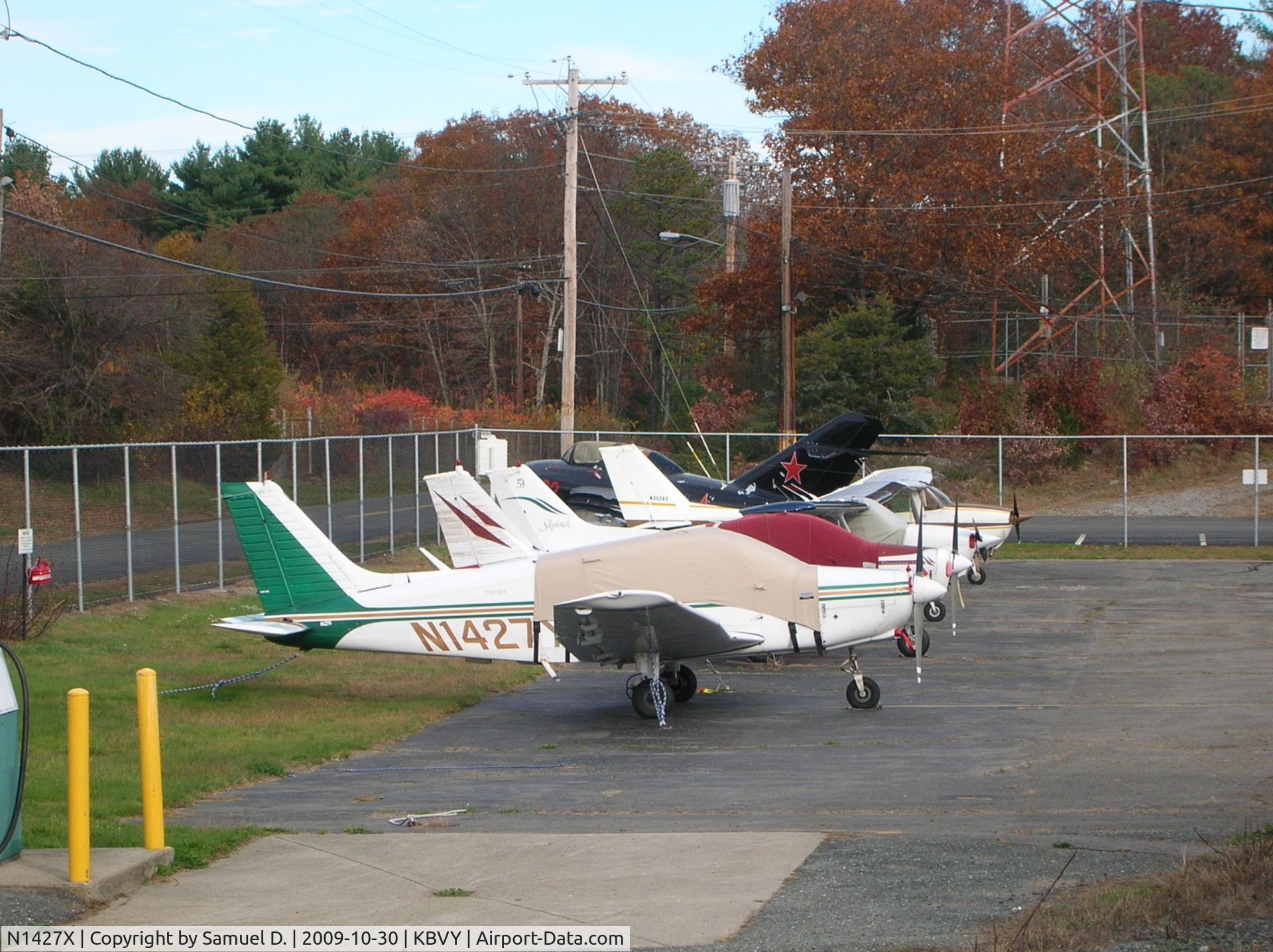 N1427X, 1975 Piper PA-28-151 C/N 28-7515402, N1427X parked on East side on Beverly Municipal.