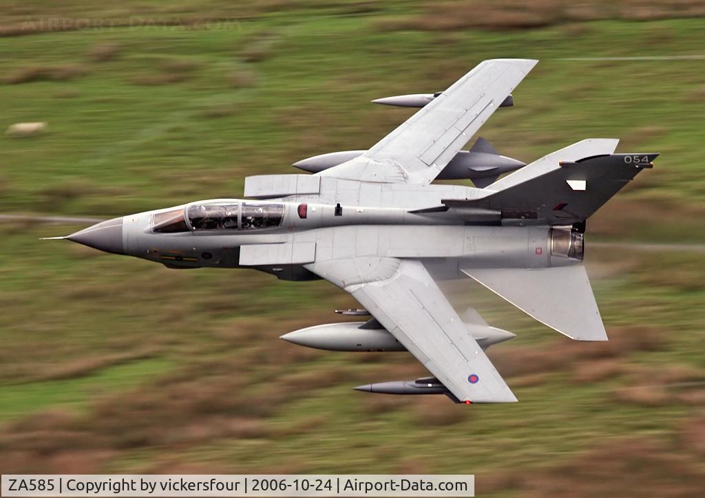 ZA585, 1981 Panavia Tornado GR.4 C/N 091/BS028/3049, Royal Air Force Tornado GR4. Operated by the Marham Wing wearing 9 Squadron markings, coded '054'. M6 Pass, Cumbria.