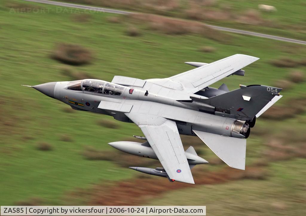 ZA585, 1981 Panavia Tornado GR.4 C/N 091/BS028/3049, Royal Air Force Tornado GR4. Operated by the Marham Wing wearing 9 Squadron markings, coded '054'. M6 Pass, Cumbria.
