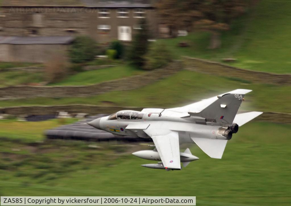 ZA585, 1981 Panavia Tornado GR.4 C/N 091/BS028/3049, Royal Air Force Tornado GR4. Operated by the Marham Wing wearing 9 Squadron markings, coded '054'. M6 Pass, Cumbria.