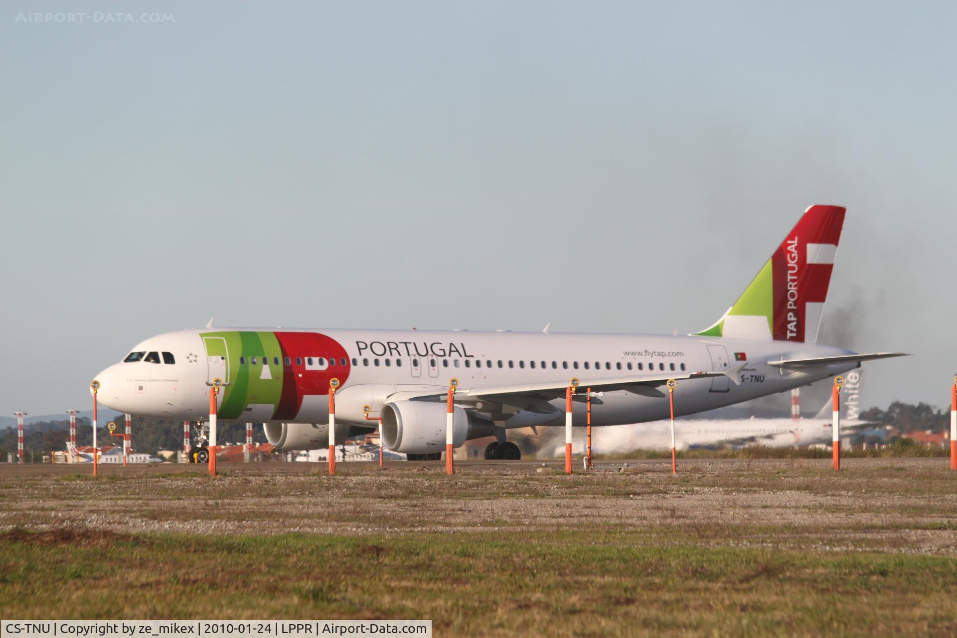 CS-TNU, 2009 Airbus A320-214 C/N 4106, taxing to take off