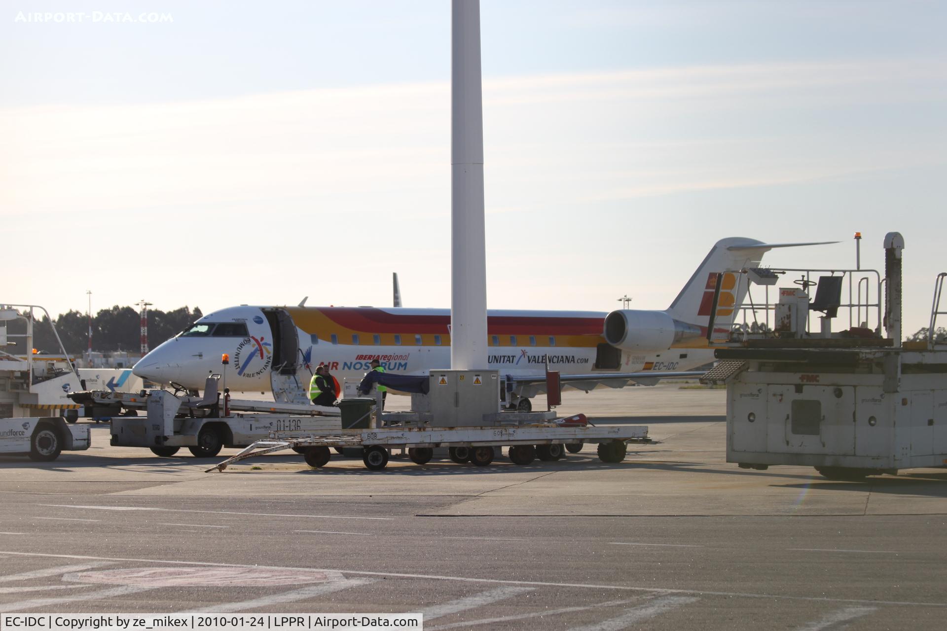 EC-IDC, 2002 Bombardier CRJ-200ER (CL-600-2B19) C/N 7622, Preparing to taxi