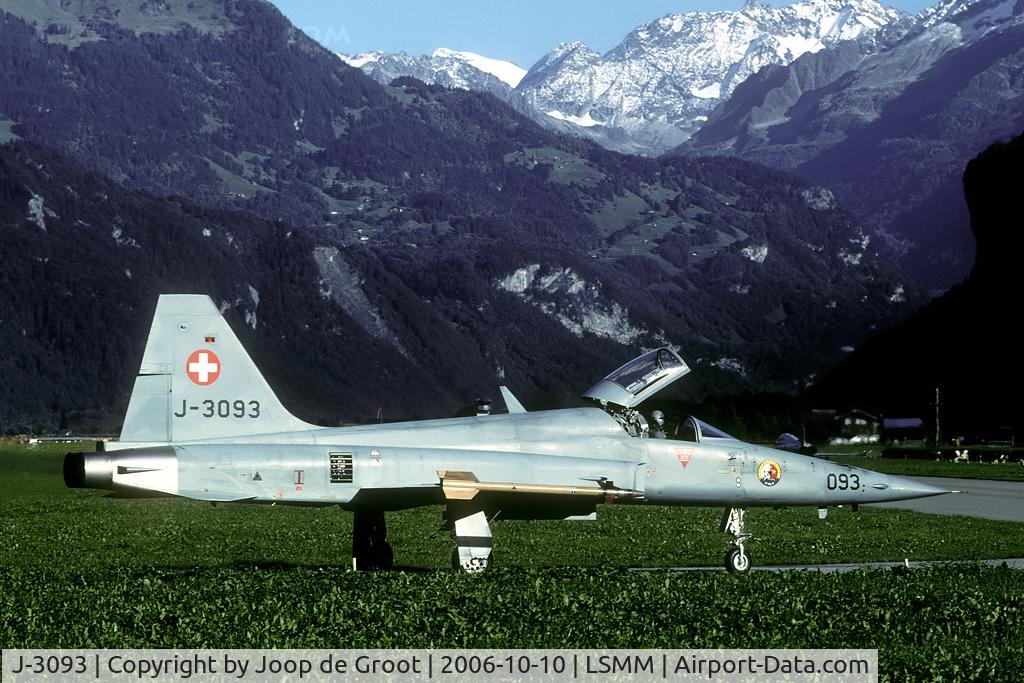 J-3093, Northrop F-5E Tiger II C/N L.1093, With the sun sinking into Lake Brienz the late afternoon sun lights up the whole Meiringen valley.