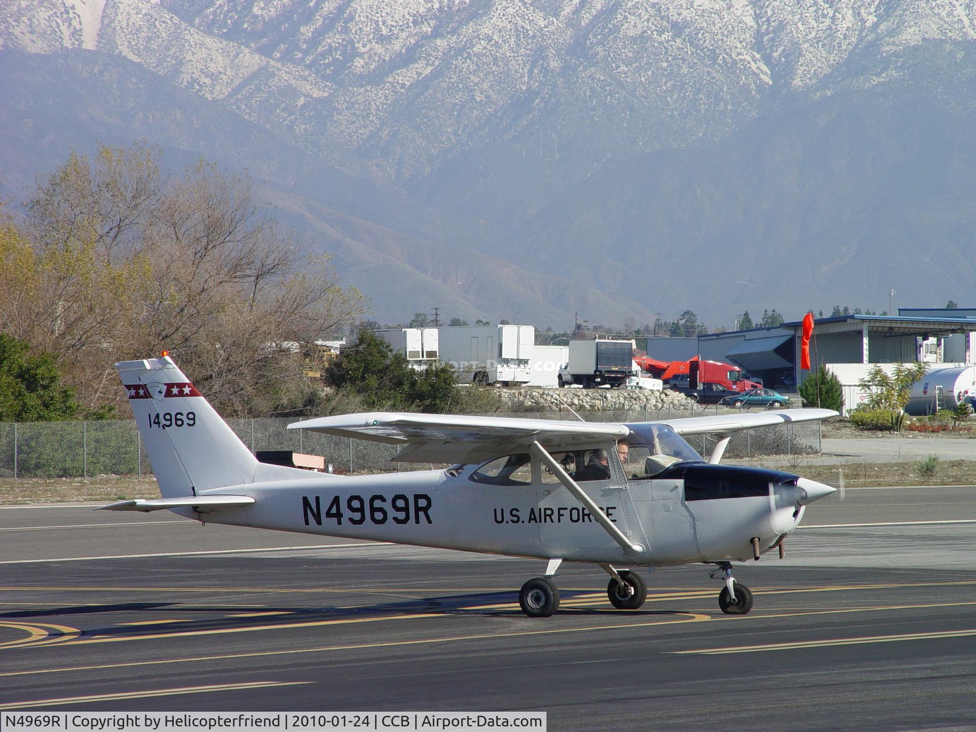 N4969R, 1967 Cessna 172H C/N 17256323, Taxiing from runway 24 to area of Maniac Mike's