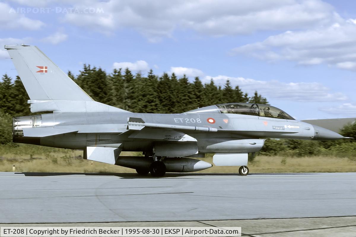 ET-208, SABCA F-16B Fighting Falcon C/N 6G-5, taxying to the active