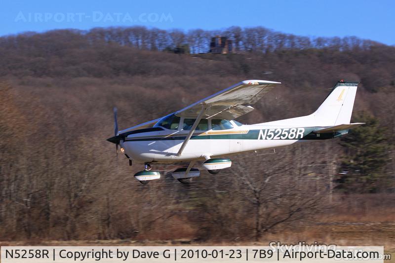 N5258R, 1974 Cessna 172M C/N 17263472, On final to Ellington, CT