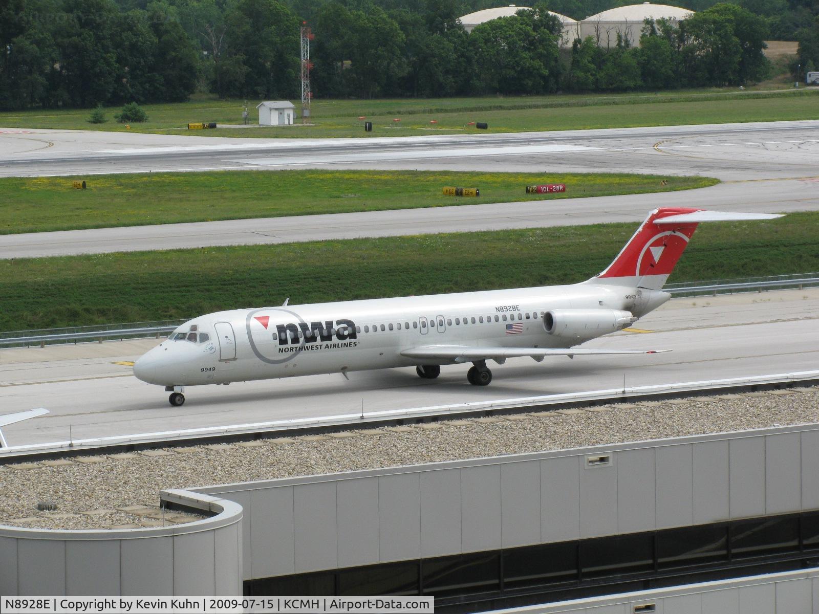 N8928E, 1967 Douglas DC-9-31 C/N 45865, This was the only time I was able to capture a Northwest bird in her original splendor; with the end of NWA ops this will remain that way.