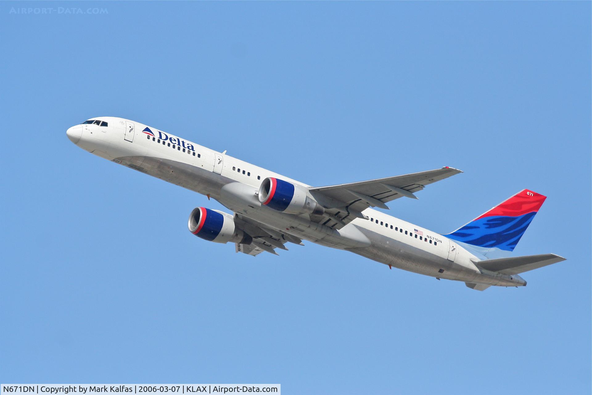 N671DN, 1992 Boeing 757-232 C/N 25332, Delta Airlines Boeing 757-232, 25R departure KLAX.