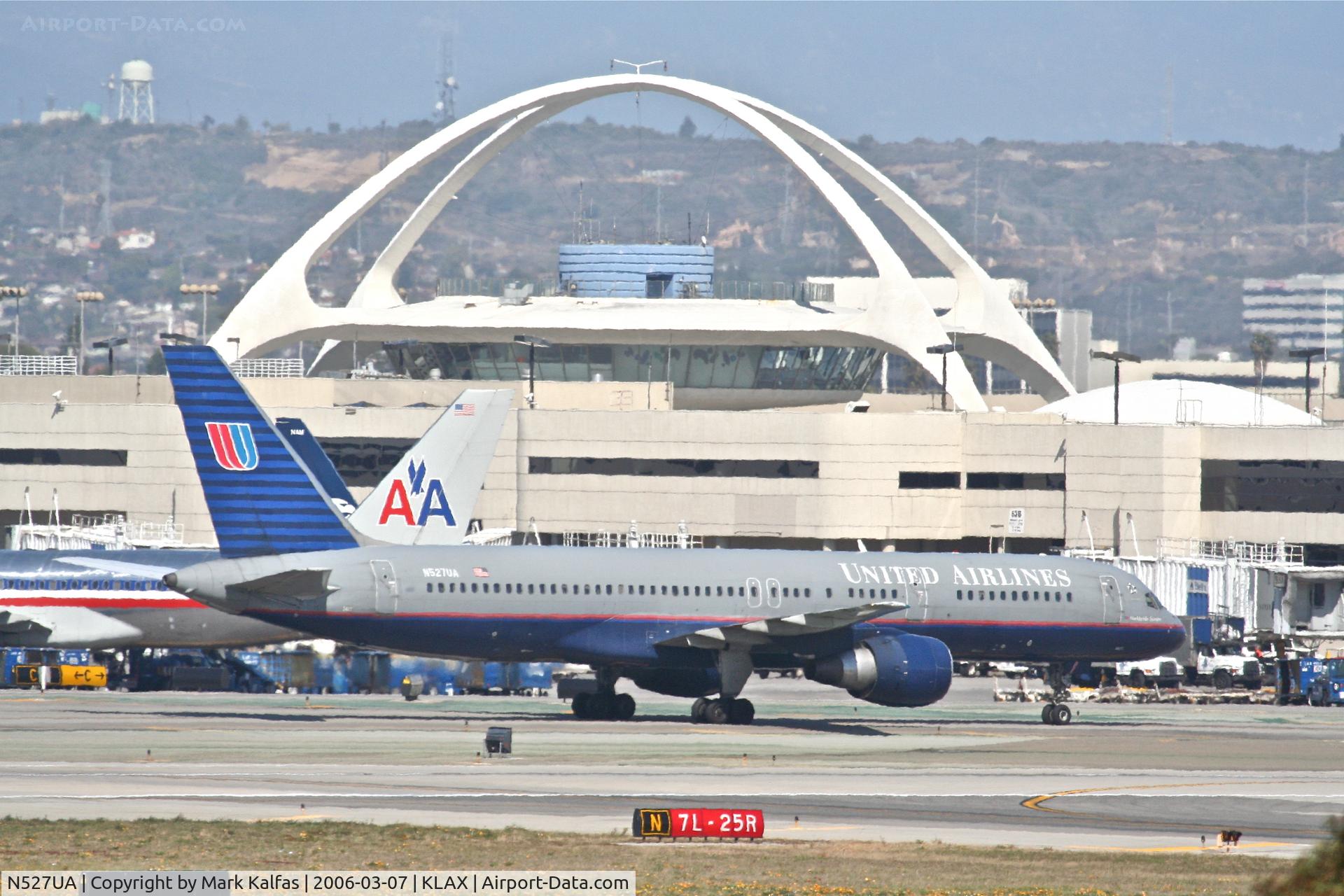 N527UA, 1991 Boeing 757-222F C/N 24995, United Airlines Boeing 757-222, taxiing to the gate via Charlie KLAX.