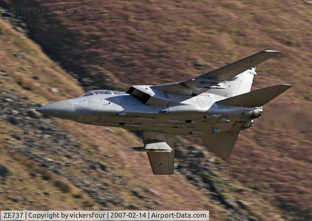 ZE737, 1988 Panavia Tornado F.3 C/N 671/AS052/3299, Royal Air Force. Wearing 43 Squadron markings and coded 'GK', but on loan to BAE at Warton. Dunmail Raise, Cumbria.