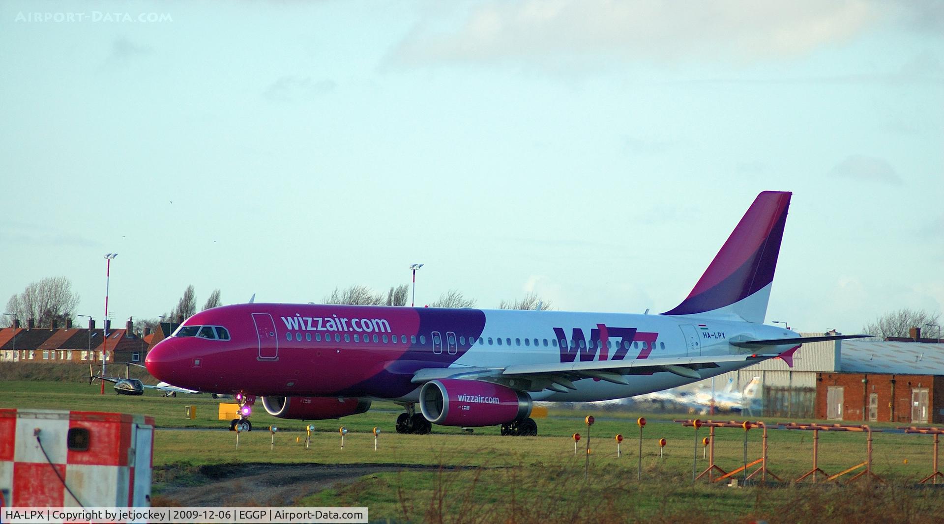HA-LPX, 2009 Airbus A320-232 C/N 3968, Preparing to move to threshold