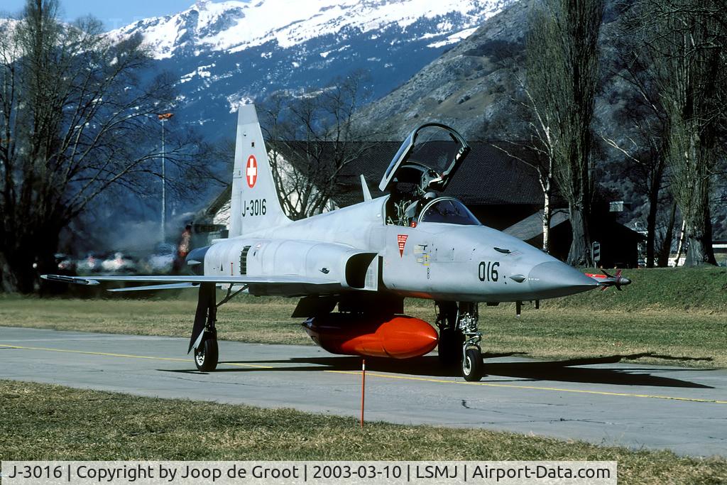 J-3016, Northrop F-5E Tiger II C/N L.1016, Turtmann used to be an airfield without any fences. During the last WK however there was a rope to prevent us from entering the taxiway.