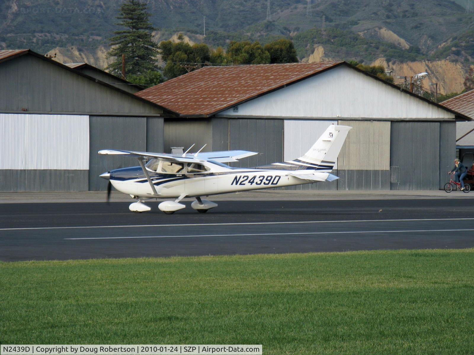 N2439D, 2006 Cessna T182T Turbo Skylane C/N T18208525, 2006 Cessna T182T Turbo SKYLANE TC, Lycoming TIO-540-AK1A 235 Hp, McCauley 3 blade CS prop, taxi off Rwy 22 after landing