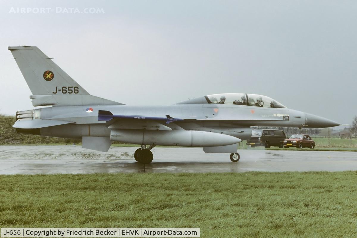J-656, Fokker F-16B Fighting Falcon C/N 6E-21, taxying to the active, Spotterday Volkel AB 1984
