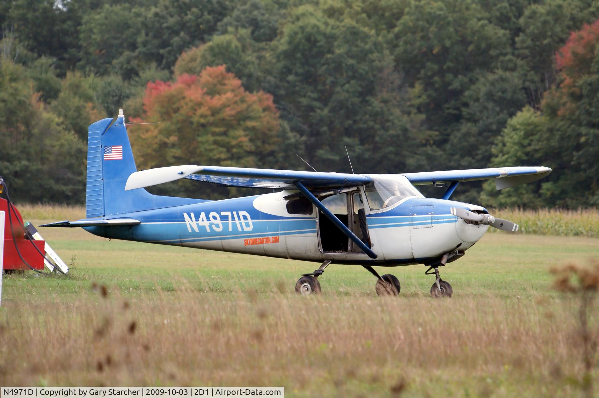 N4971D, 1958 Cessna 182A Skylane C/N 51071, Waiting on passengers