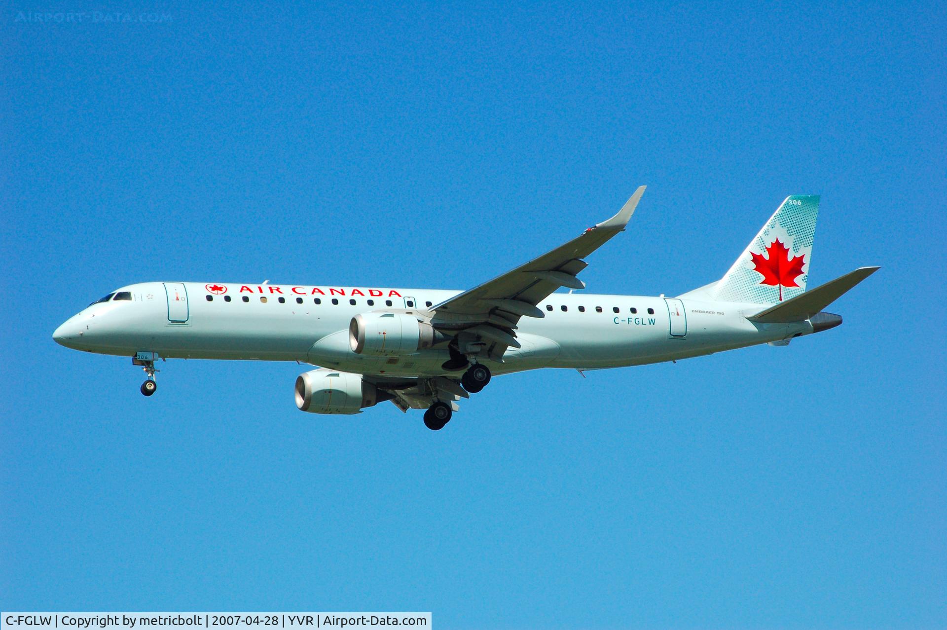 C-FGLW, 2006 Embraer 190AR (ERJ-190-100IGW) C/N 19000022, Landing at YVR