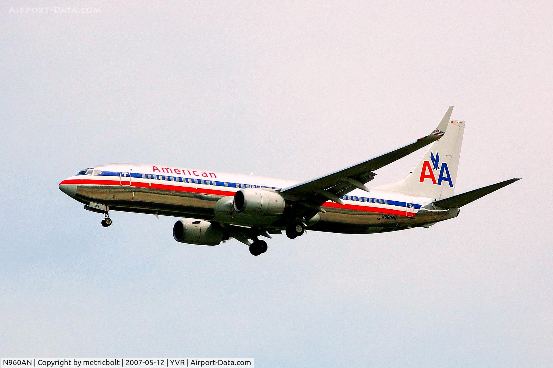 N960AN, 2001 Boeing 737-823 C/N 29542, Landing at YVR