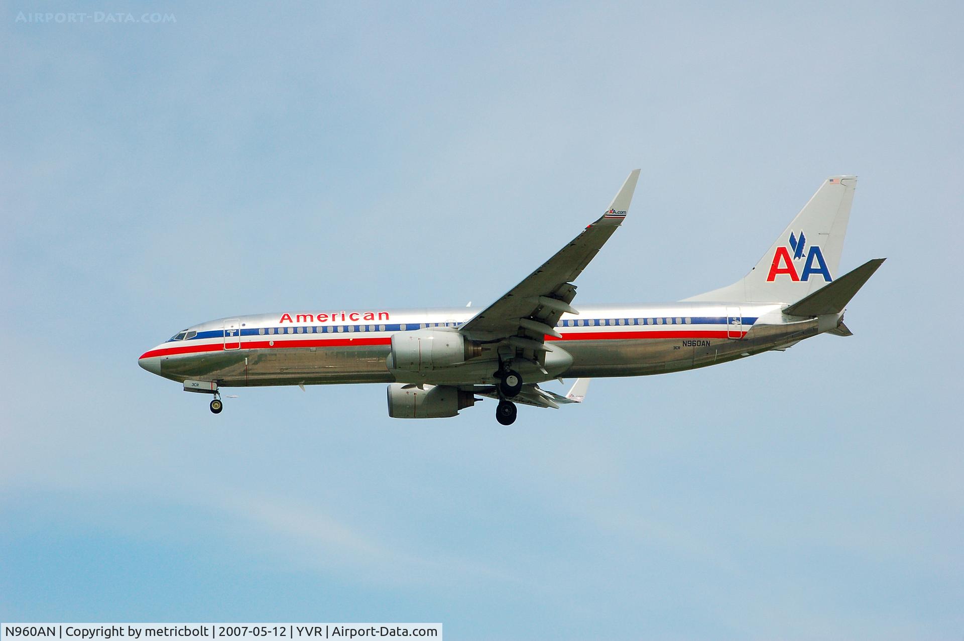 N960AN, 2001 Boeing 737-823 C/N 29542, Landing at YVR