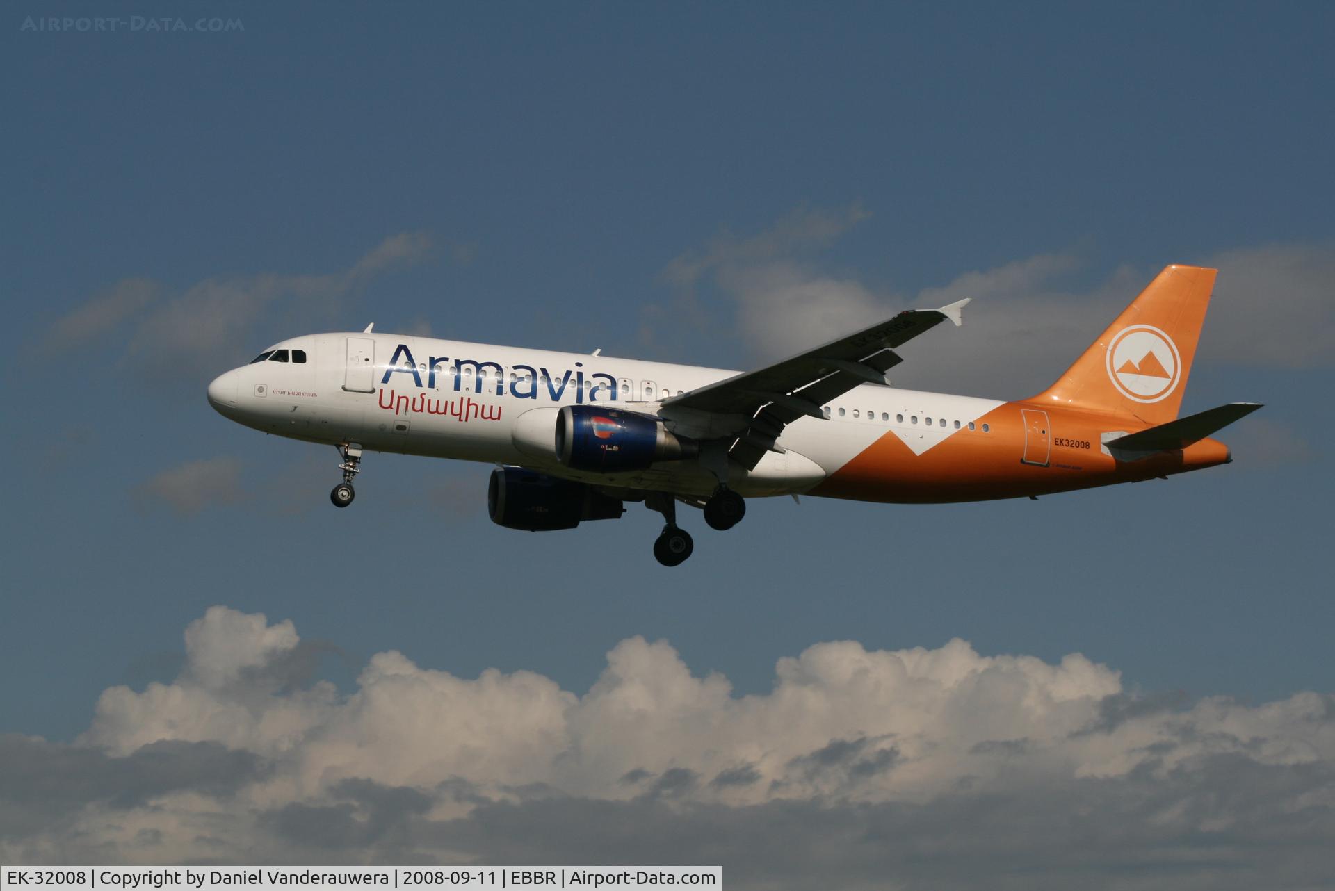 EK-32008, 1992 Airbus A320-211 C/N 229, Descending to rwy 25L