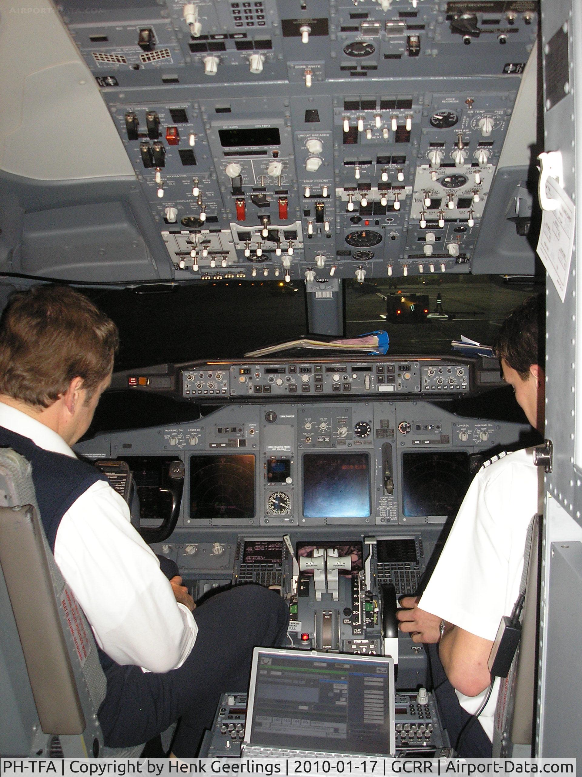 PH-TFA, 2007 Boeing 737-8K5 C/N 35100, Arkefly , Cockpit