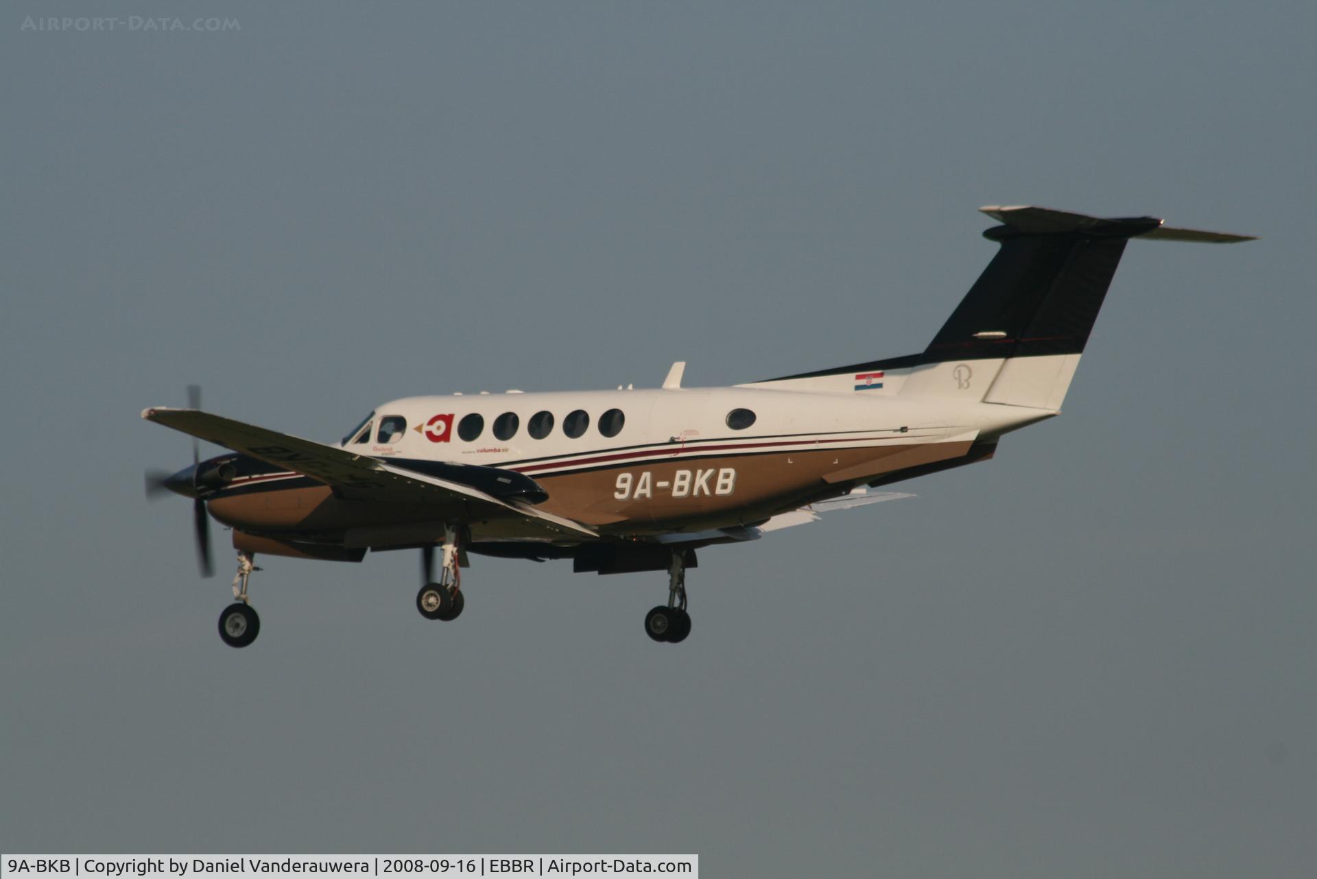 9A-BKB, 2007 Hawker Beechcraft B200 King Air C/N BB-1983, Descending to rwy 25L