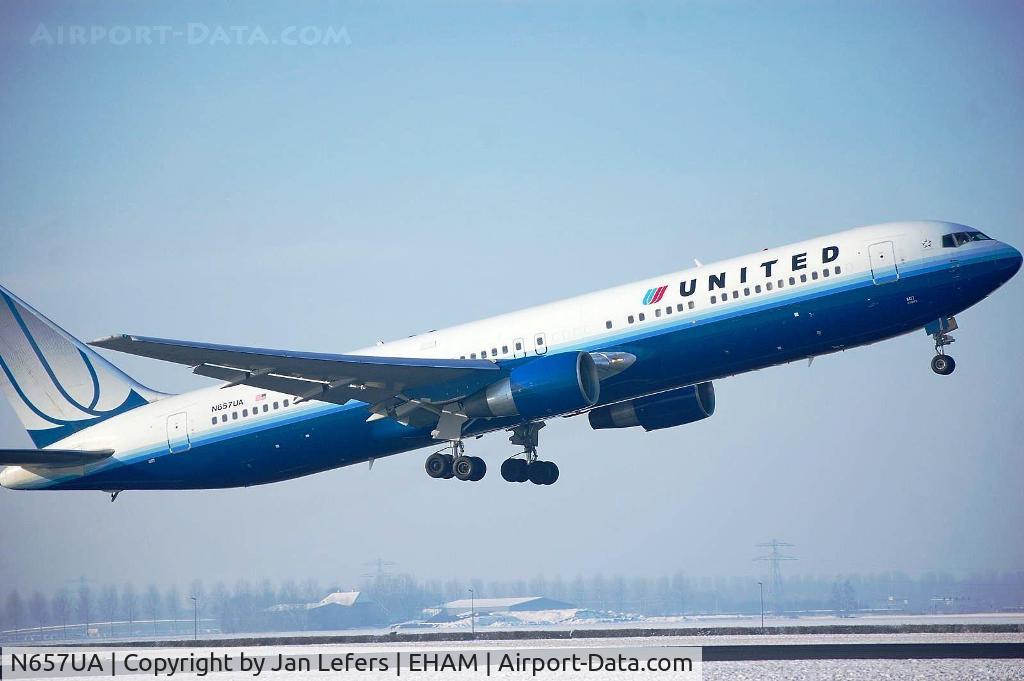 N657UA, 1993 Boeing 767-322 C/N 27112, United Airlines departing the Polderbaan
