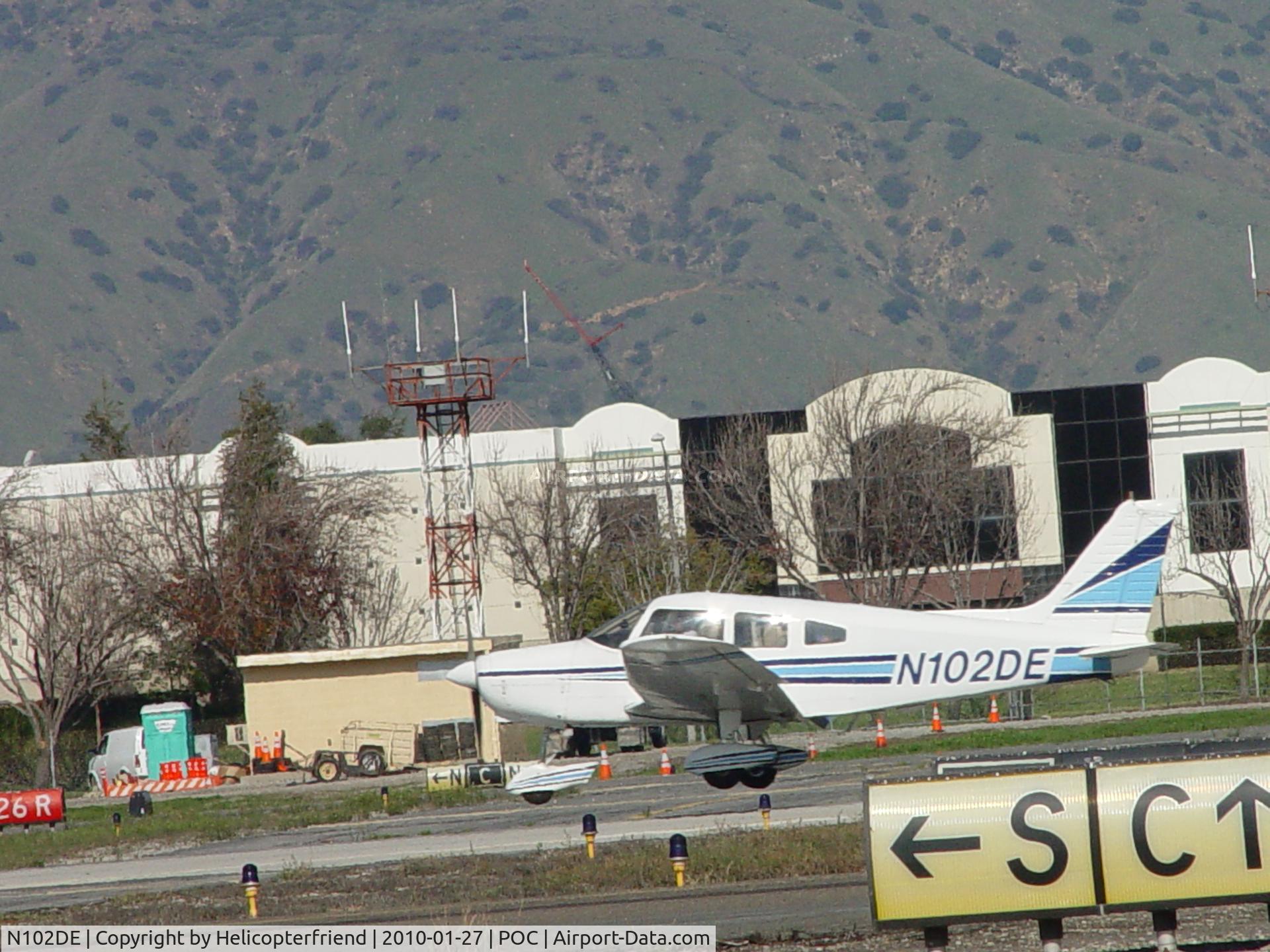 N102DE, 1976 Piper PA-28-151 C/N 28-7615418, Touching down on 26L