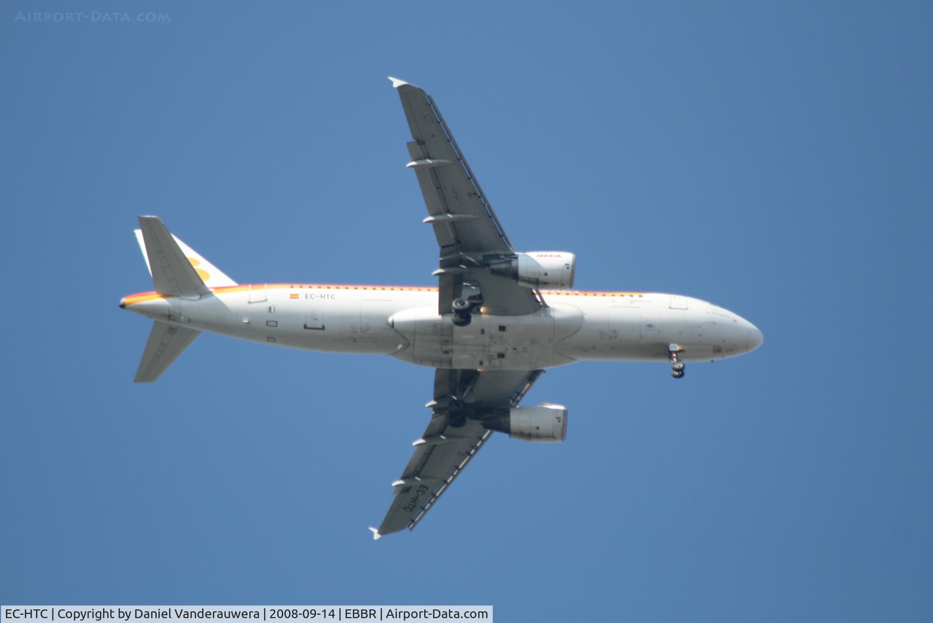 EC-HTC, 2001 Airbus A320-214 C/N 1540, On approach to RWY 07L