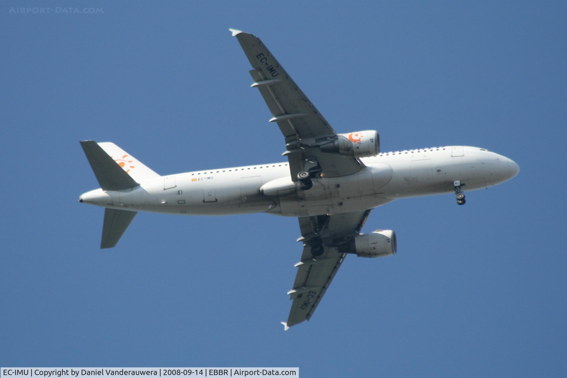 EC-IMU, 1999 Airbus A320-214 C/N 1130, On approach to RWY 07L