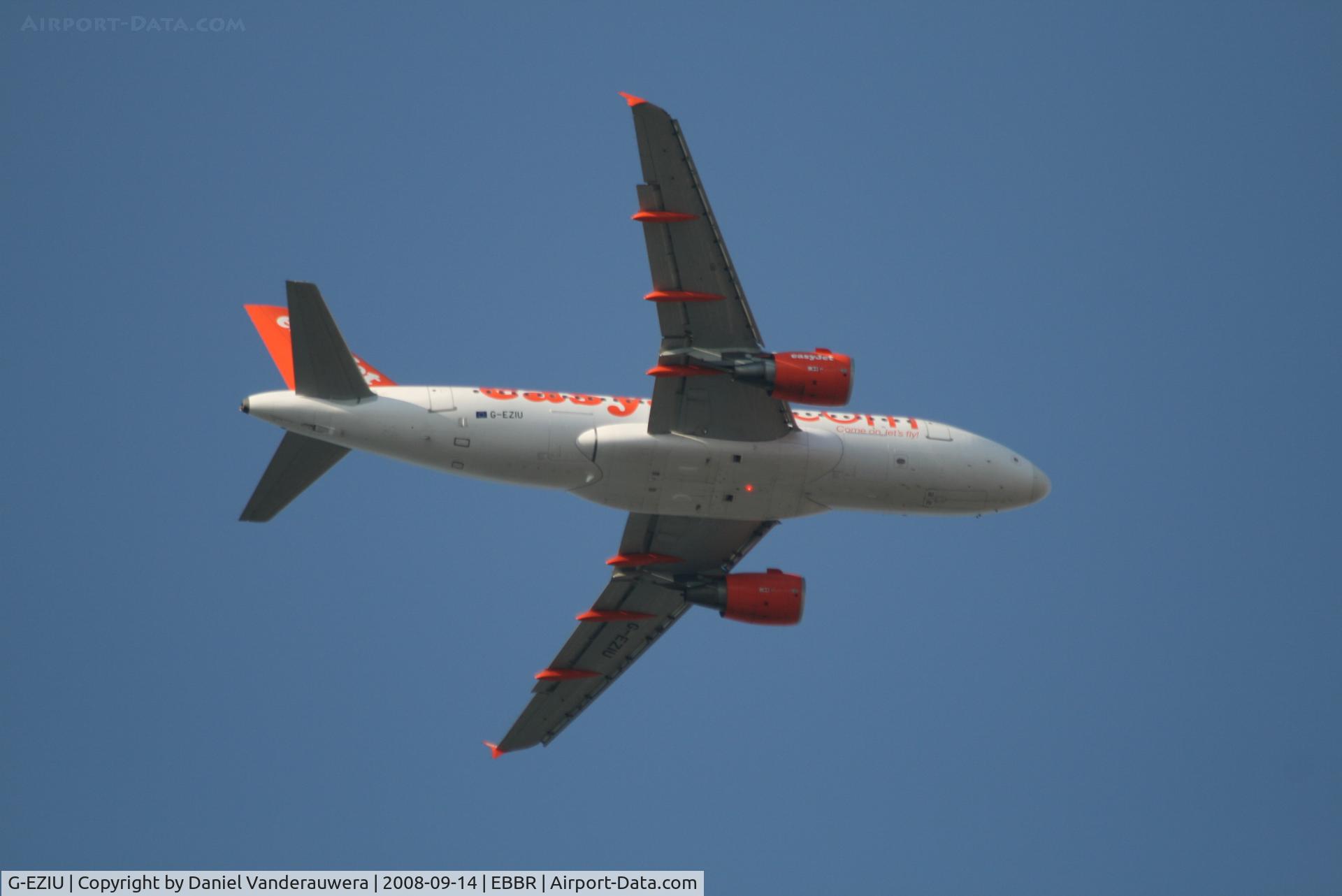 G-EZIU, 2005 Airbus A319-111 C/N 2548, On approach to RWY 07L