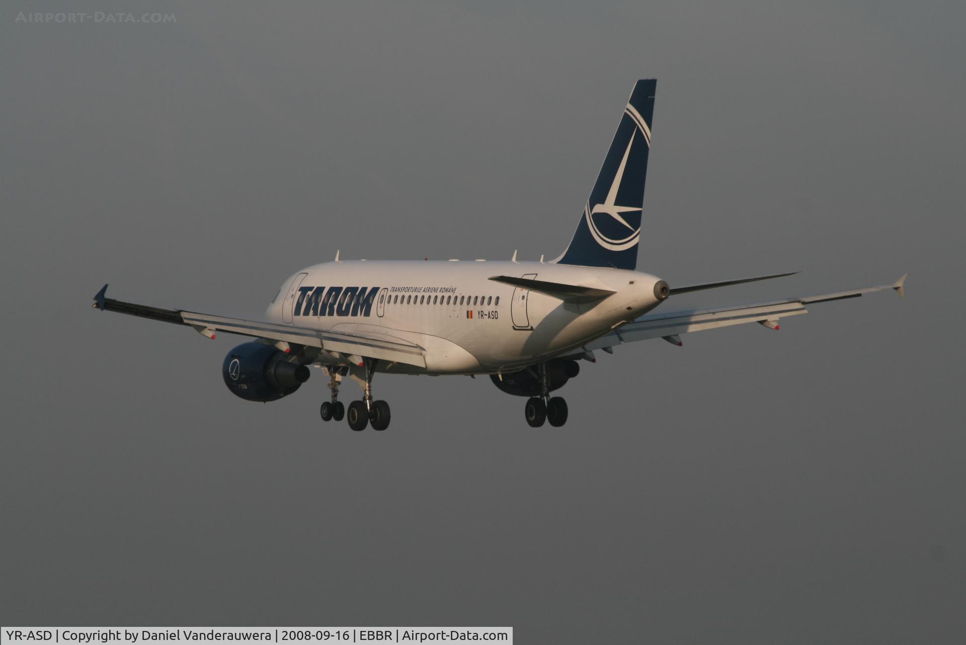 YR-ASD, 2007 Airbus A318-111 C/N 3225, Descending to RWY 25L