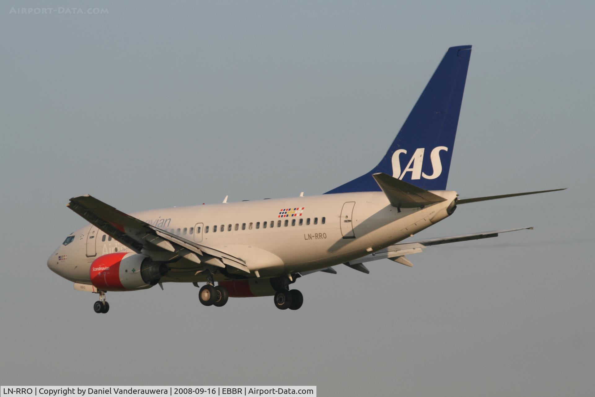 LN-RRO, 1998 Boeing 737-683 C/N 28288, Descending to RWY 25L  (vortex)