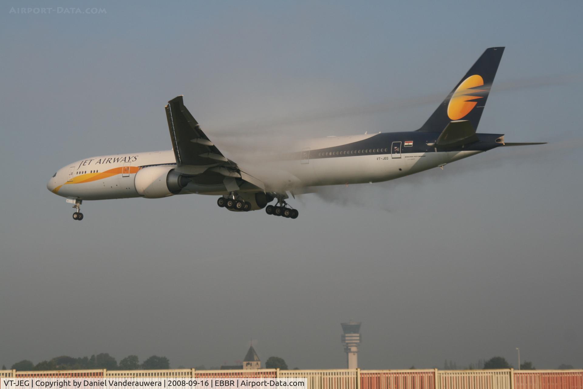 VT-JEG, 2007 Boeing 777-35R/ER C/N 35163, Descending to RWY 25L  (vortex)