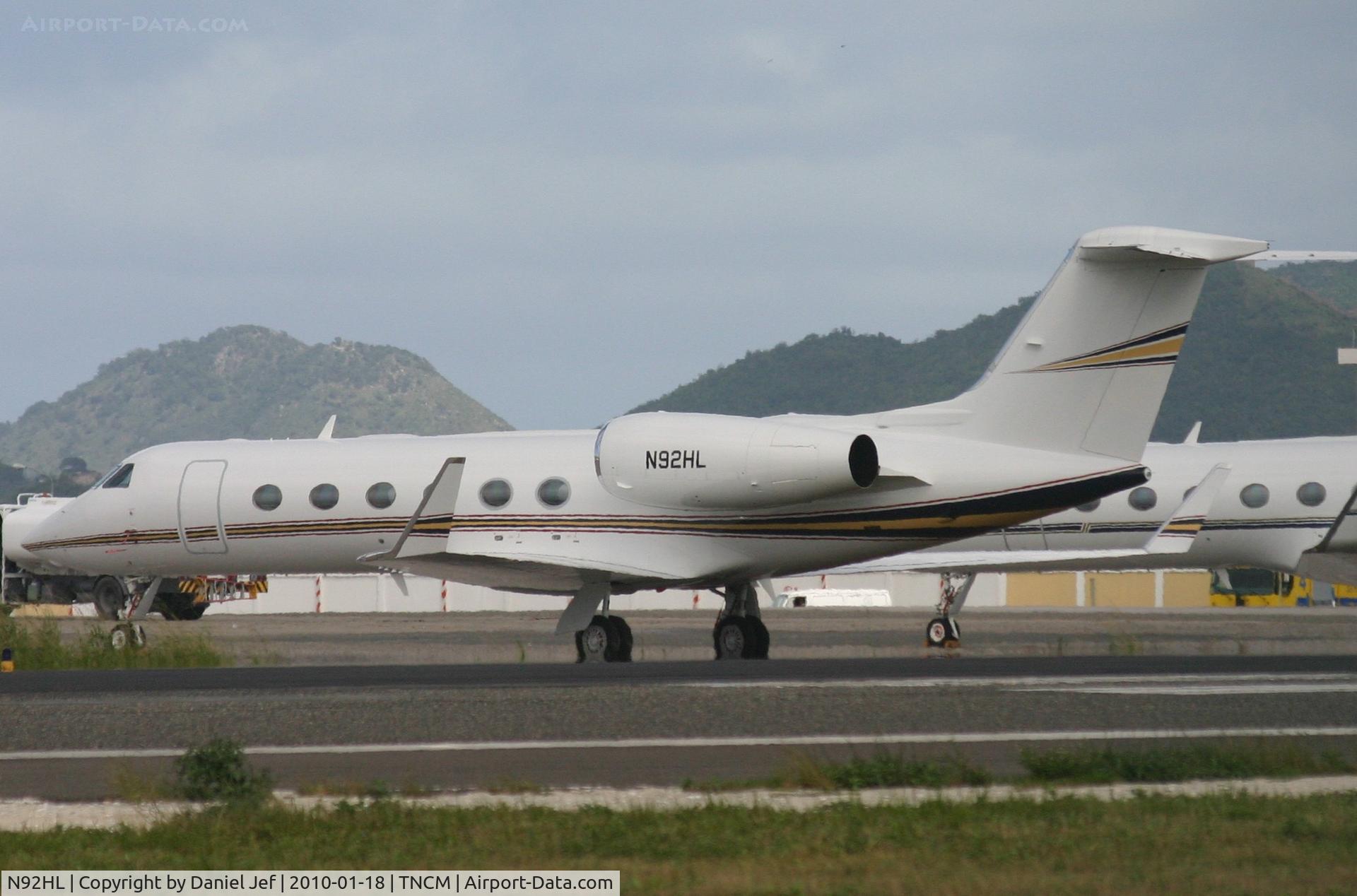 N92HL, Gulfstream Aerospace GIV-X (G450) C/N 4154, N92HL park at the main ramp
