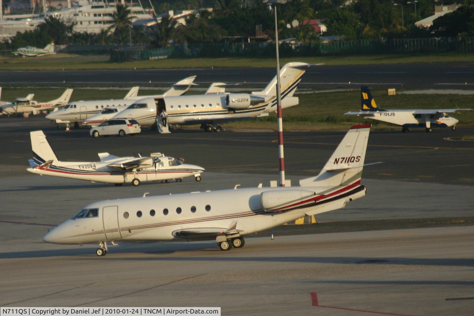 N711QS, 2006 Israel Aircraft Industries Gulfstream 200 C/N 129, N711QS taxing on the main ramp for parking