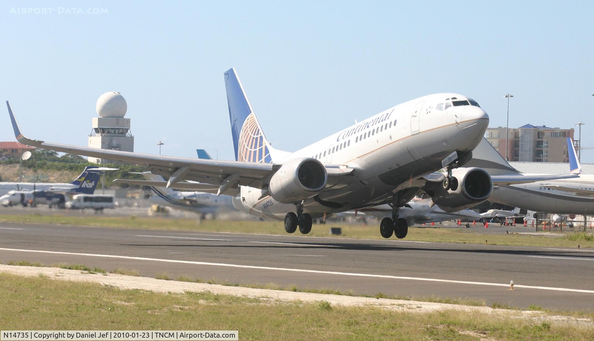 N14735, 1999 Boeing 737-724 C/N 28950, Continental N14735 departing TNCM