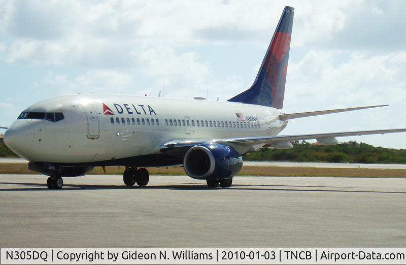 N305DQ, Boeing 737-732 C/N 29645, Taxiing into the parking position. First Delta 737-700 in Bonaire