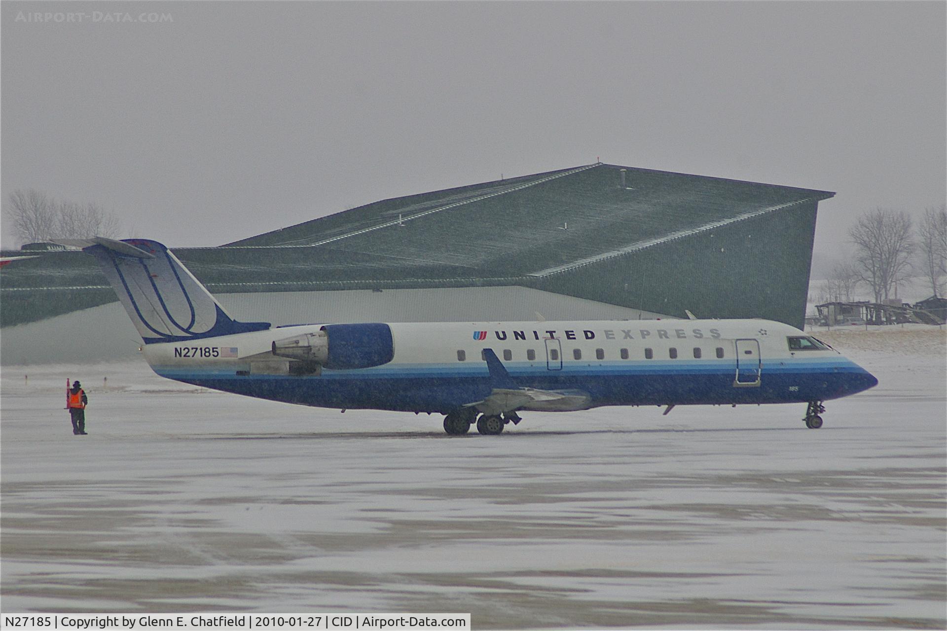 N27185, 1997 Canadair CRJ-200LR (CL-600-2B19) C/N 7185, Moving into position for de-icing during light snow